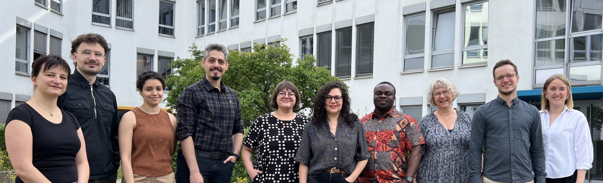 (c): Maximilian Hohmann/Universität Bremen. Vlnr: Nina Krienke (nicht am Socium), Georg Haustein, Radwa Abdelsalam, Hamidreza Farhat, Dr. Alex Mierke-Zatwarnicki, Prof. Sophia Hunger, Dr. Felix Oyosoro, Stefanie Rühmann, Hannes Lehmann, Sophia Roppertz (c): Maximilian Hohmann/Universität Bremen. Vlnr: Nina Krienke (nicht am Socium), Georg Haustein, Radwa Abdelsalam, Hamidreza Farhat, Dr. Alex Mierke-Zatwarnicki, Prof. Sophia Hunger, Dr. Felix Oyosoro, Stefanie Rühmann, Hannes Lehmann, Sophia Roppertz