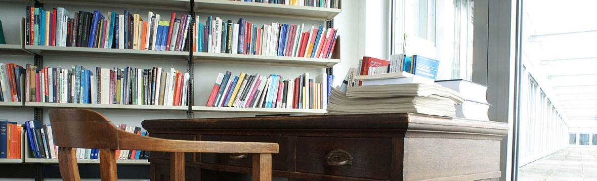 Desk (with bookshelf)